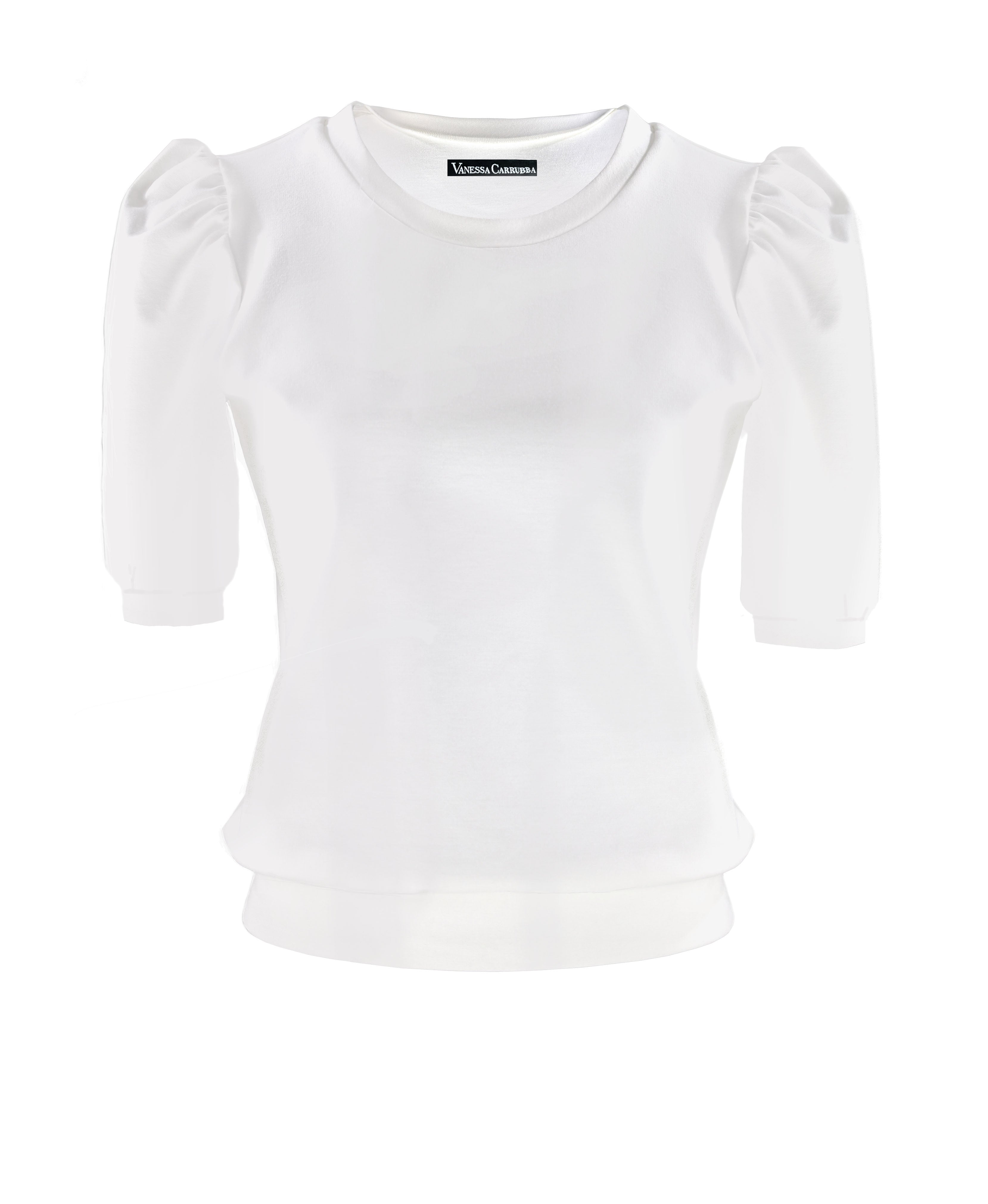 Top bianco con maniche a sbuffo.
