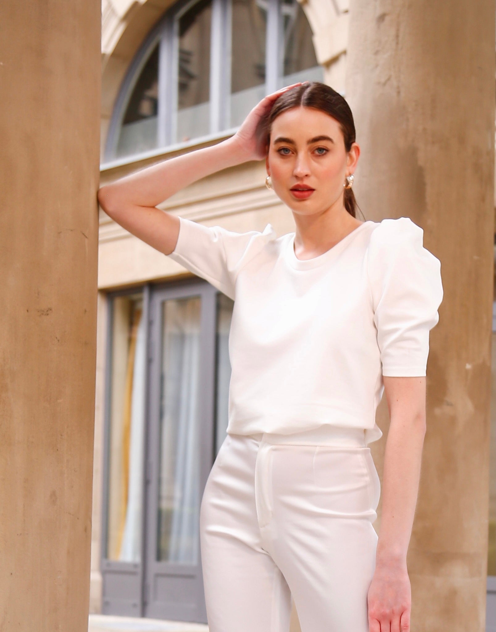 Top bianco con maniche a sbuffo.